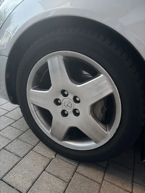 Originalfelge, 18 Zoll – Bordsteinrempler und Korrosionsansatz