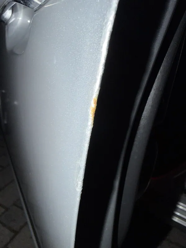 Türkante mit mehrfachen Lackstift-Lagen des Vorbesitzers