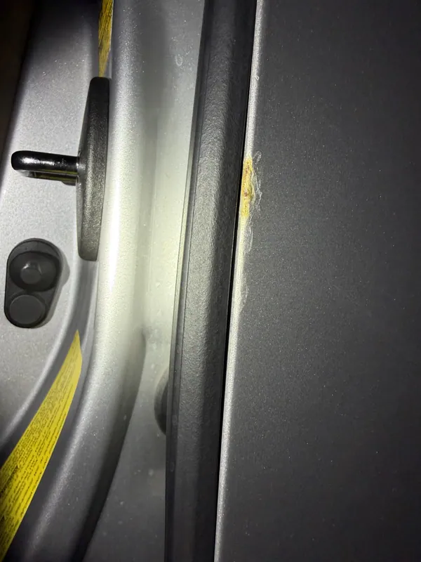 Türkante mit mehrfachen Lackstift-Lagen des Vorbesitzers