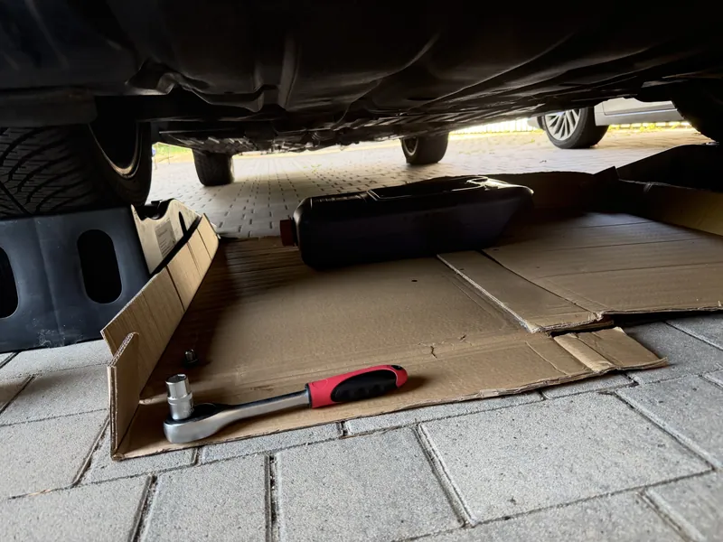 Erster eigener Ölwechsel: aufgebockt, Wanne unter dem Motor