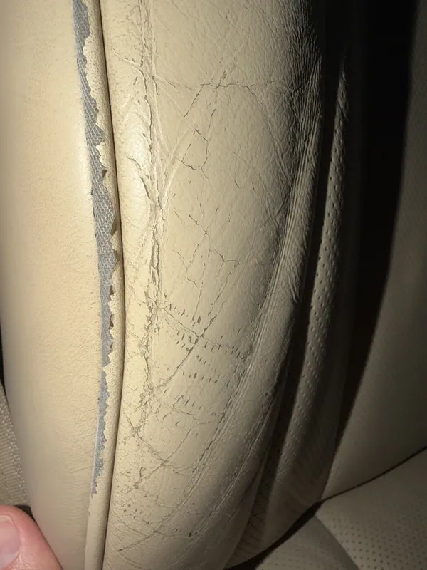Fahrersitz-Einstiegswange: Finish-Delamination in Nahaufnahme