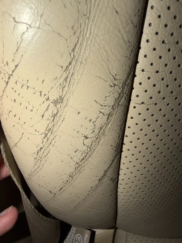 Fahrersitz-Einstiegswange: Finish-Delamination in Nahaufnahme